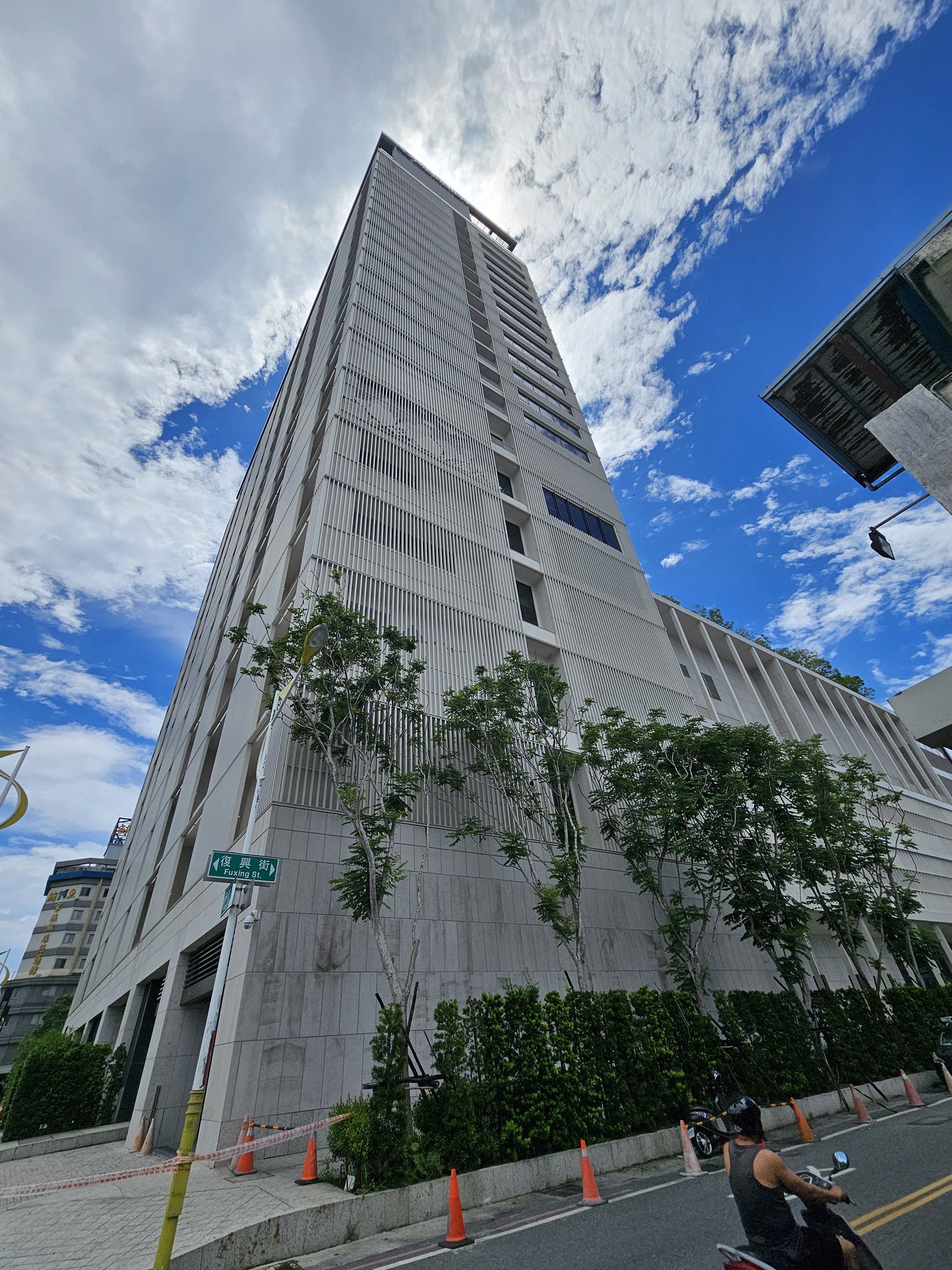 série 9, 10 et 11. hotel construit en 2017. bâtiment en 2 parties mais peut découplées. Partie arrière de 21 étages et partie avant de 5 étages. Le changement de rigidité sur la hauteur a créé une faiblesse. Sur la photo 9, les éléments architecturaux métalique ont retenu tout l'enduit qui s'est détaché du béton.